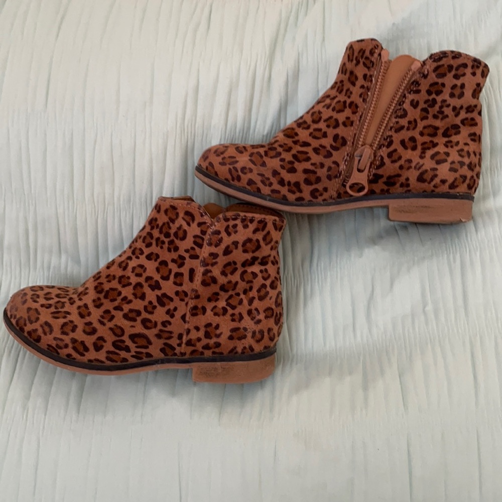 Toddler size 8 leopard booties.